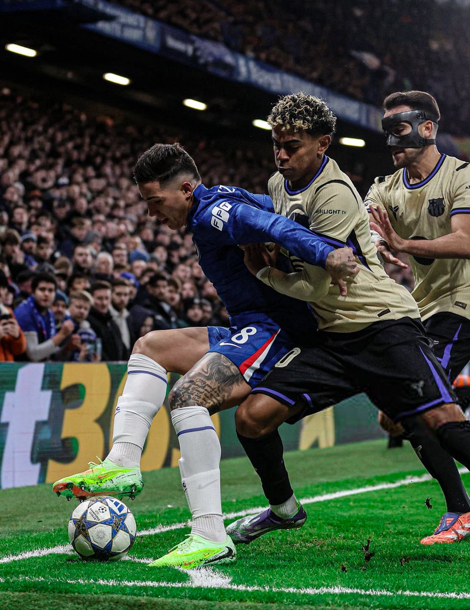 Enzo y pelota bajo la suela. 🚬