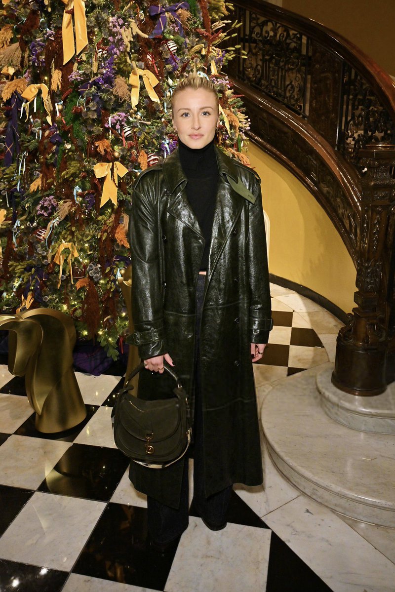 lw6source's tweet image. 📸 | leah williamson at the unveiling of burberry and claridge’s 2025 christmas tree