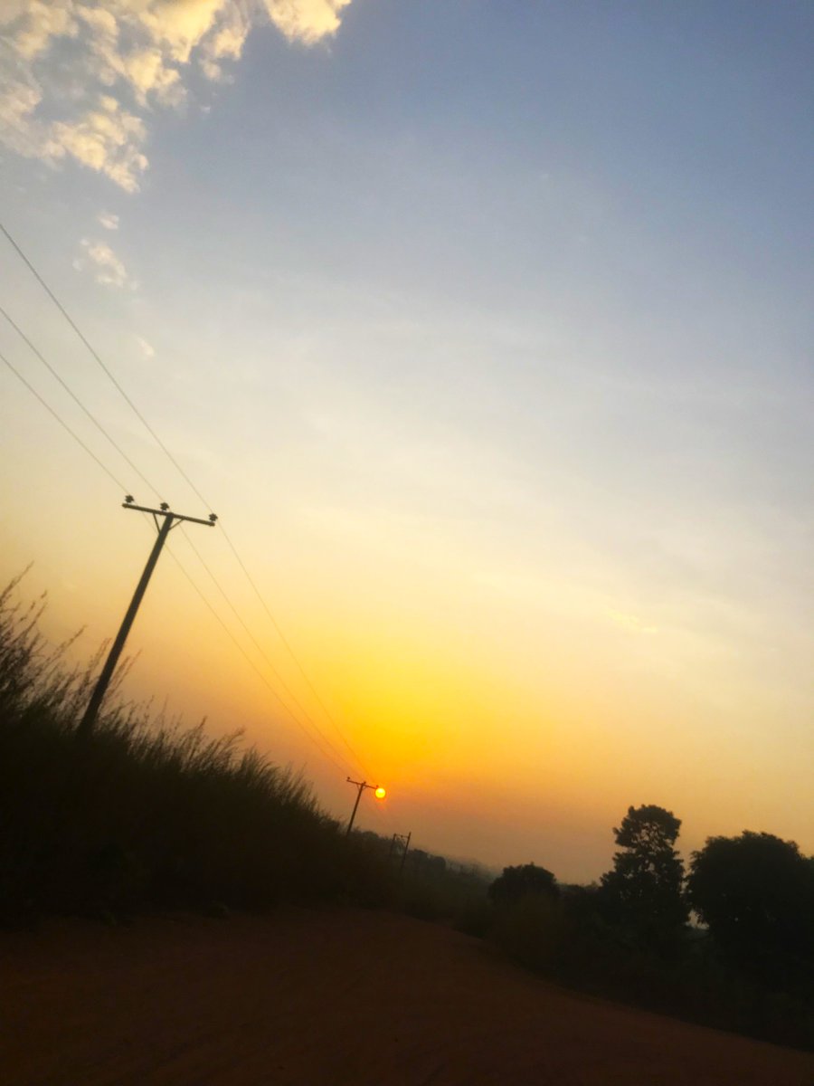 naturespulsee_'s tweet image. “A quiet road, soft orange sky, and a sun that refuses to hide.
Sometimes beauty happens when nobody is watching, you just have to be there to catch it.”

#GoldenHourGlow #LandscapePhotography #CreativeCommunity #PhotographerLife #MoodyShots #OutdoorPhotography #AfricaLens