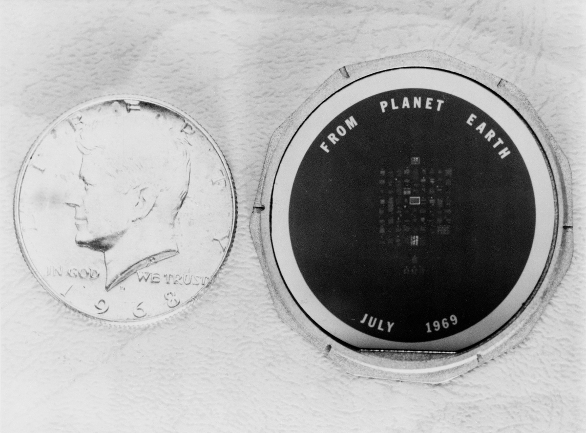 multistagecorre's tweet photo. The Olive branch &amp; a silicon disc with the recorded messages of 73 countries about peace &amp; good will,
left behind on the moon by Neil Armstrong 
of course they knew about the the moon 

#OVNI #UFO #UFOSightings 
#shipnet  #UAP #Aliens
🔭 🌜🌑 🌚 👽🛸👽🚀
we oppose deception 😋 https://t.co/8QslY3gCU0