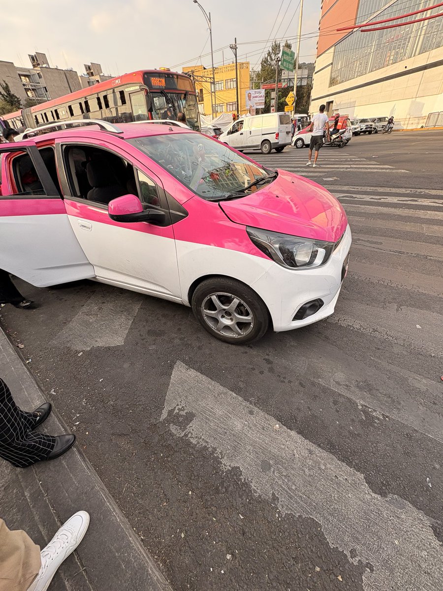 iNeudert's tweet photo. @TuAlcaldiaGAM apoyo víal en Clz. San Juan de Aragón y H. Congreso de la U. Justo saliendo del metro Martín Carrera L6. // Diario es un peligro cruzar porque los taxis hacen base y dan vuelta no importando que haya peatones y no sea paso. @yancolozano https://t.co/CKAo9GyRrb