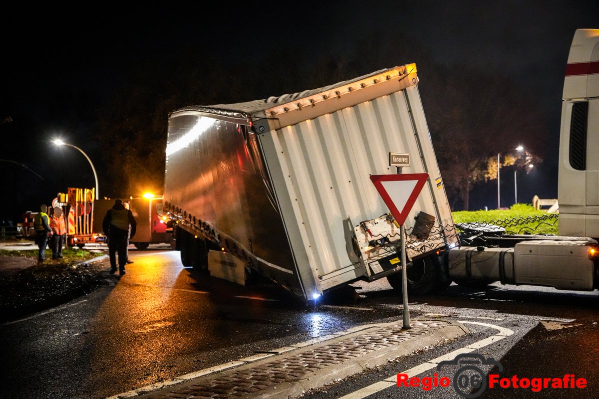 Oplegger schiet van vrachtwagen op rotonde