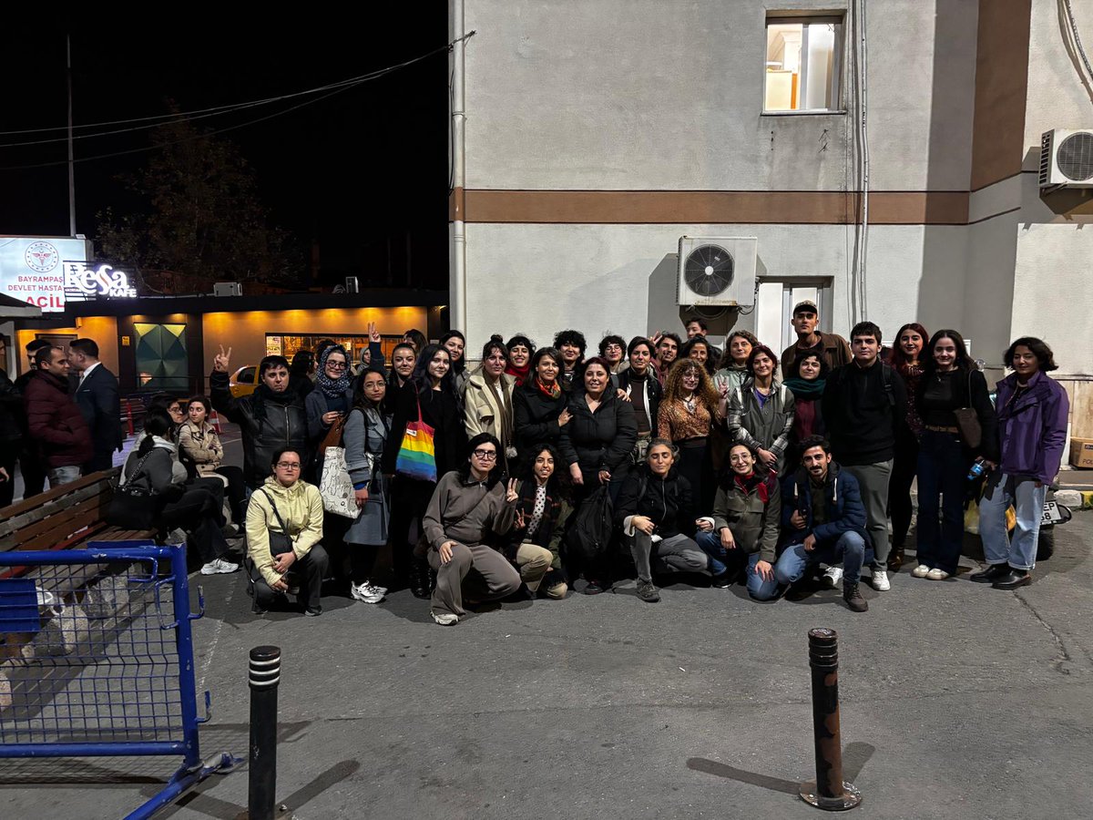 İstanbul'da 25 Kasım'da eylem bitiminde özel olarak seçilerek gözaltına alınan arkadaşlarımız serbest!
Mücadelemizi engelleyemez, varoluşumuzu yasaklayamazsınız!