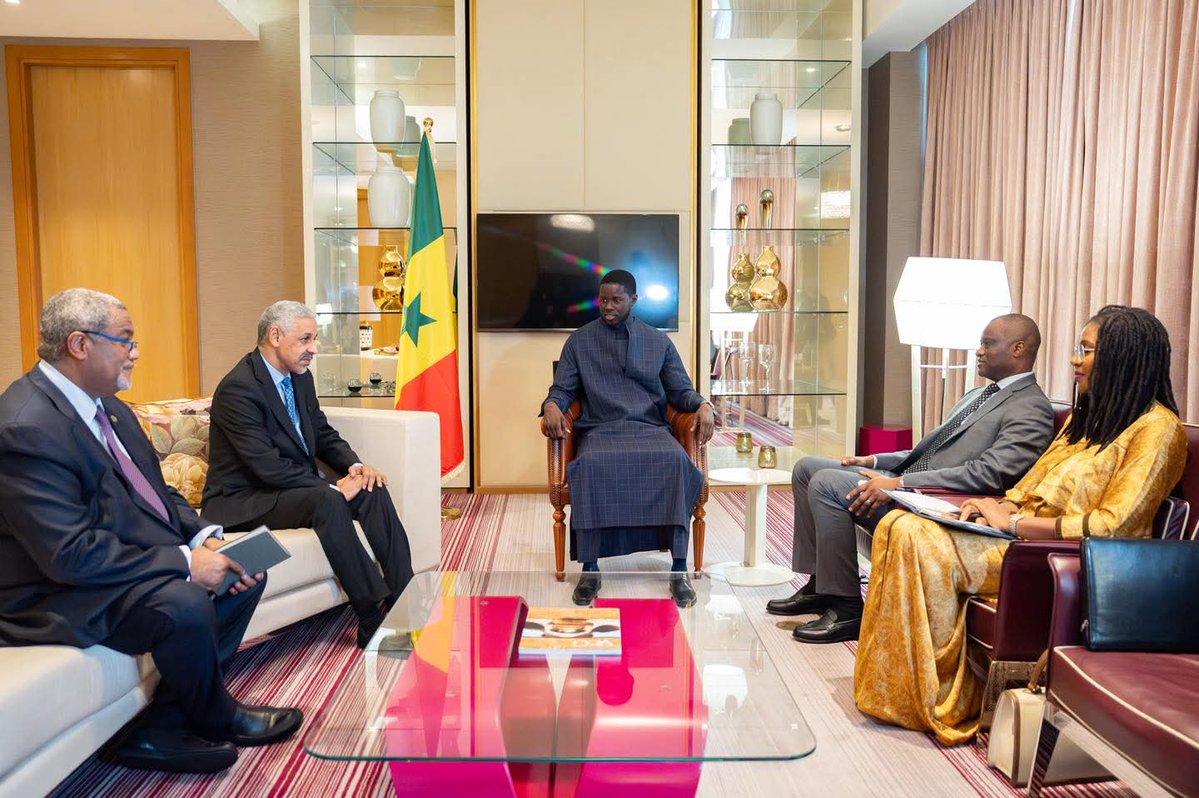 FatouDiallo1205's tweet image. El PRésidenté ❤️ Bou Guy&apos;s dii wakhh Yagui Liguéye ! Alanda boppou Sidakhhh🤣
le PR Bassirou Diomaye, a accordé cet après-midi une audience au Dr Sidi Ould Tah, Président de la Banque africaine de développement (BAD). 
@followers @alaune #kebetu #freesenegal #senegal #Diomaye