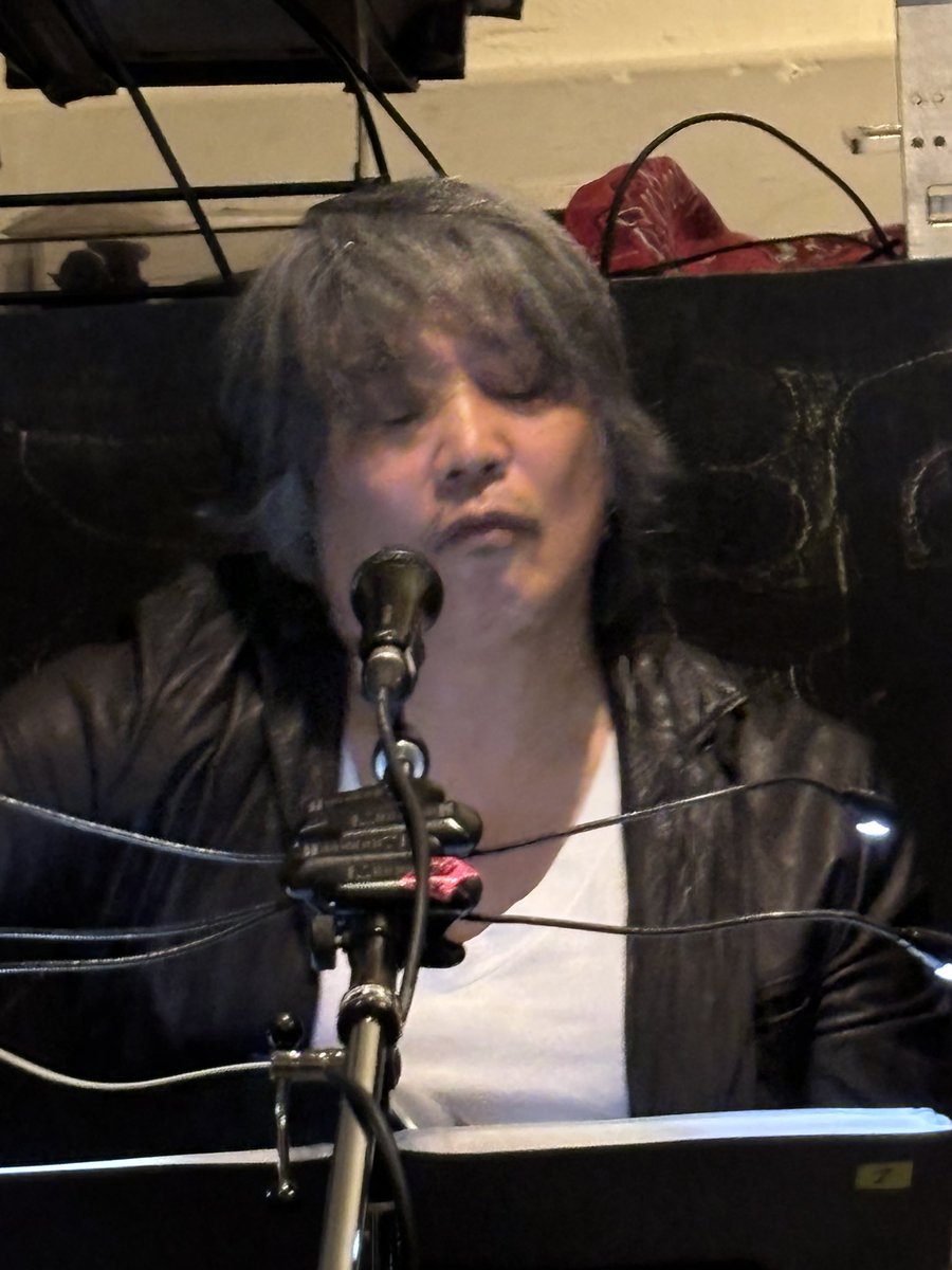 bucktick5for's tweet photo. 先日は元ジャスティナスティやクレイズの藤崎賢一さんのライブへお邪魔しました！
最高でした！
盛り上げてくださる方がいて笑
アンコールまでしてくれた☺️
まさに振り絞る声を届けてくれてカッケーって思いました！
また行きます！
#藤崎賢一 https://t.co/nsSi6l21df