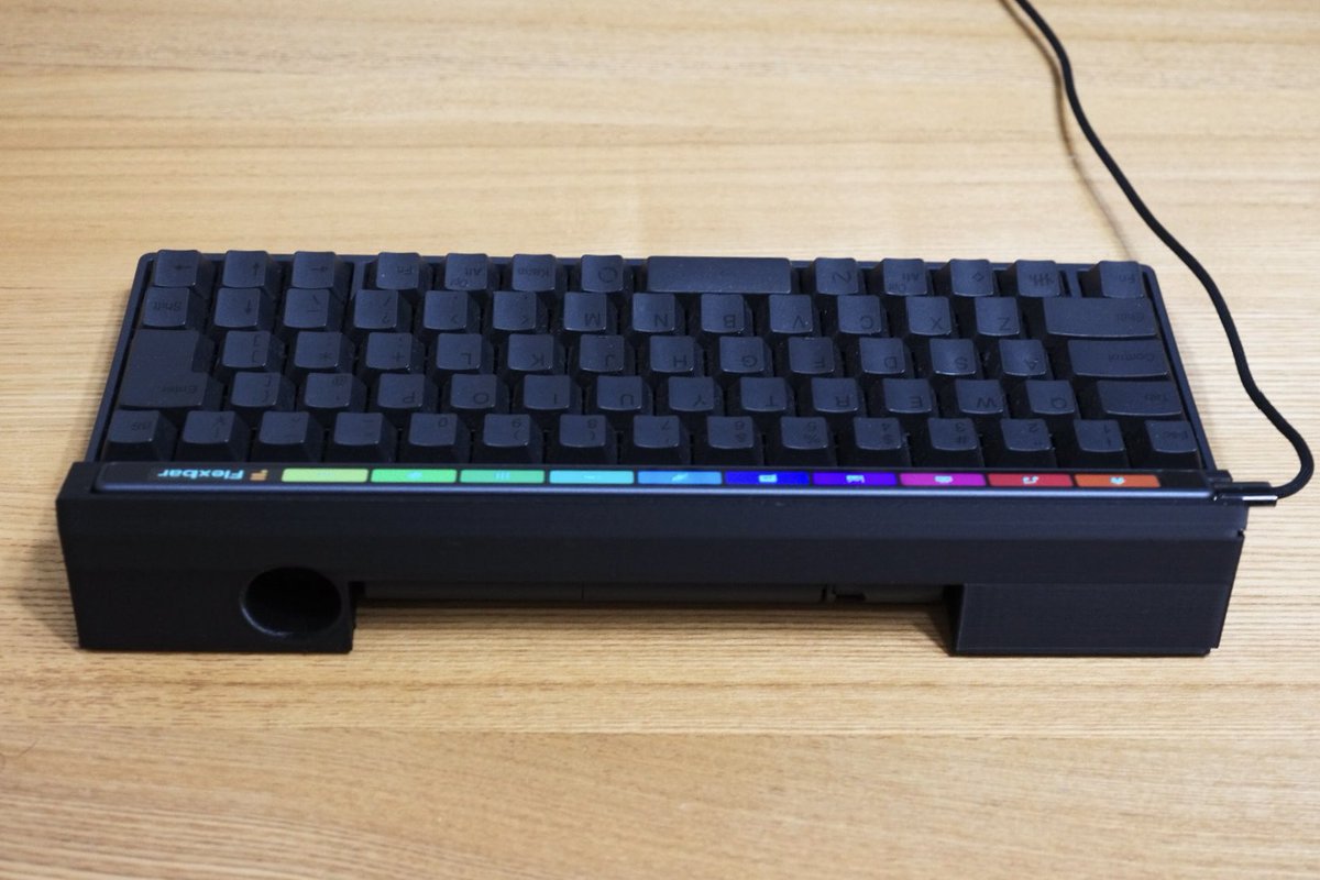 kasanetarium's tweet photo. HHKB用のFlexbarスタンド、少しだけさらに角度を加えて指を伸ばすと自然にタイプできるように調整しました。Apple のTouch Barの位置に配置すると指をタイピング位置から大きく動かさずにさっと押せてよい!3Dデータ(.stl)もThingiverseで公開しました!
https://t.co/Ck6PTmeHEs
#Flexbar https://t.co/jHdXsHHVtS