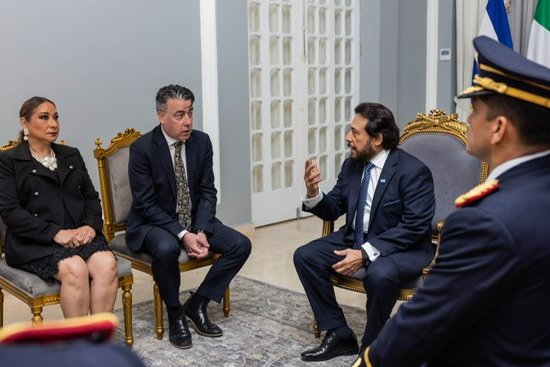 El Embajador de Búrca tuvo el placer de presentar sus Cartas Credenciales al Vicepresidente de la República de El Salvador, S.E. Félix Ulloa. La ceremonia brindó la oportunidad de dialogar sobre cómo fortalecer la cooperación entre nuestros países 🇮🇪🤝🇸🇻