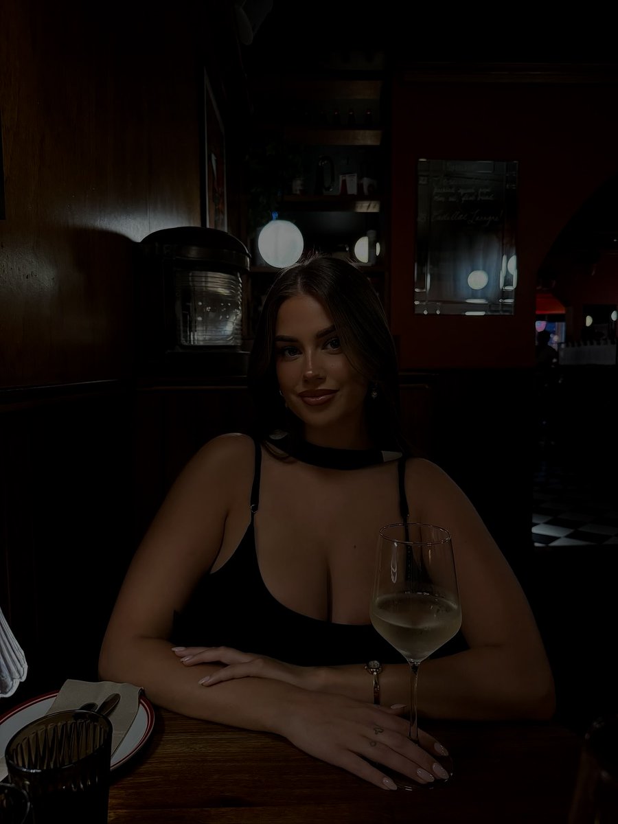bimbofiucation's tweet photo. dinner dates https://t.co/yfa3kToHOp