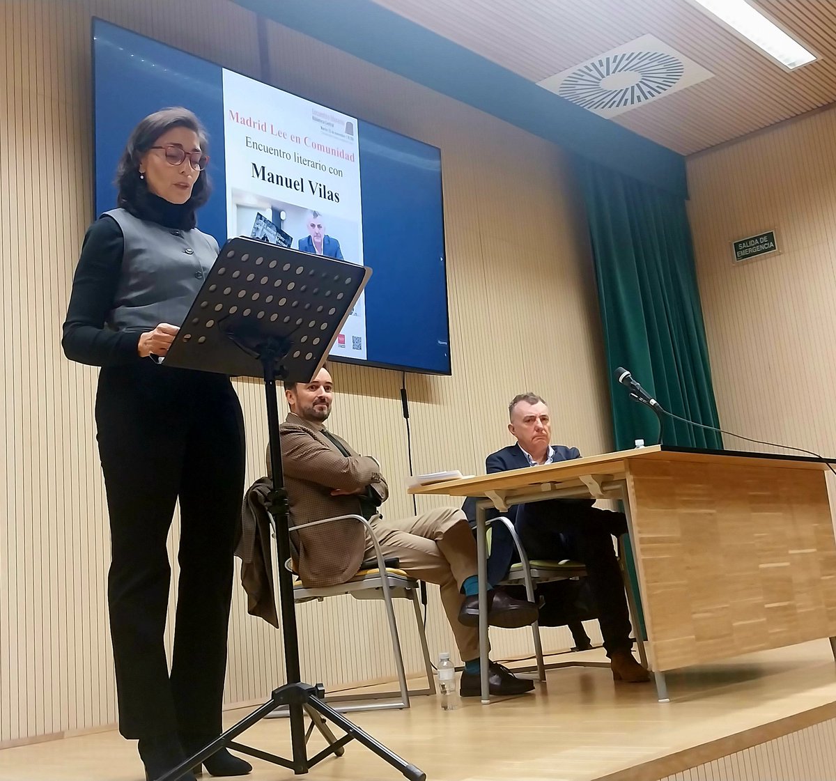 En la Central con un invitado espectacular en los "Encuentros Literarios". Ha escrito "El mejor libro del mundo" y ha venido a contarnos ese proceso Manuel Vilas. El Teniente Alcalde <a href="/CarlosULEG/">Carlos Delgado Pulido</a> y yo recibimos al finalista del Premio Planeta 2019 y Premio Nadal 2023. Un lujazo.