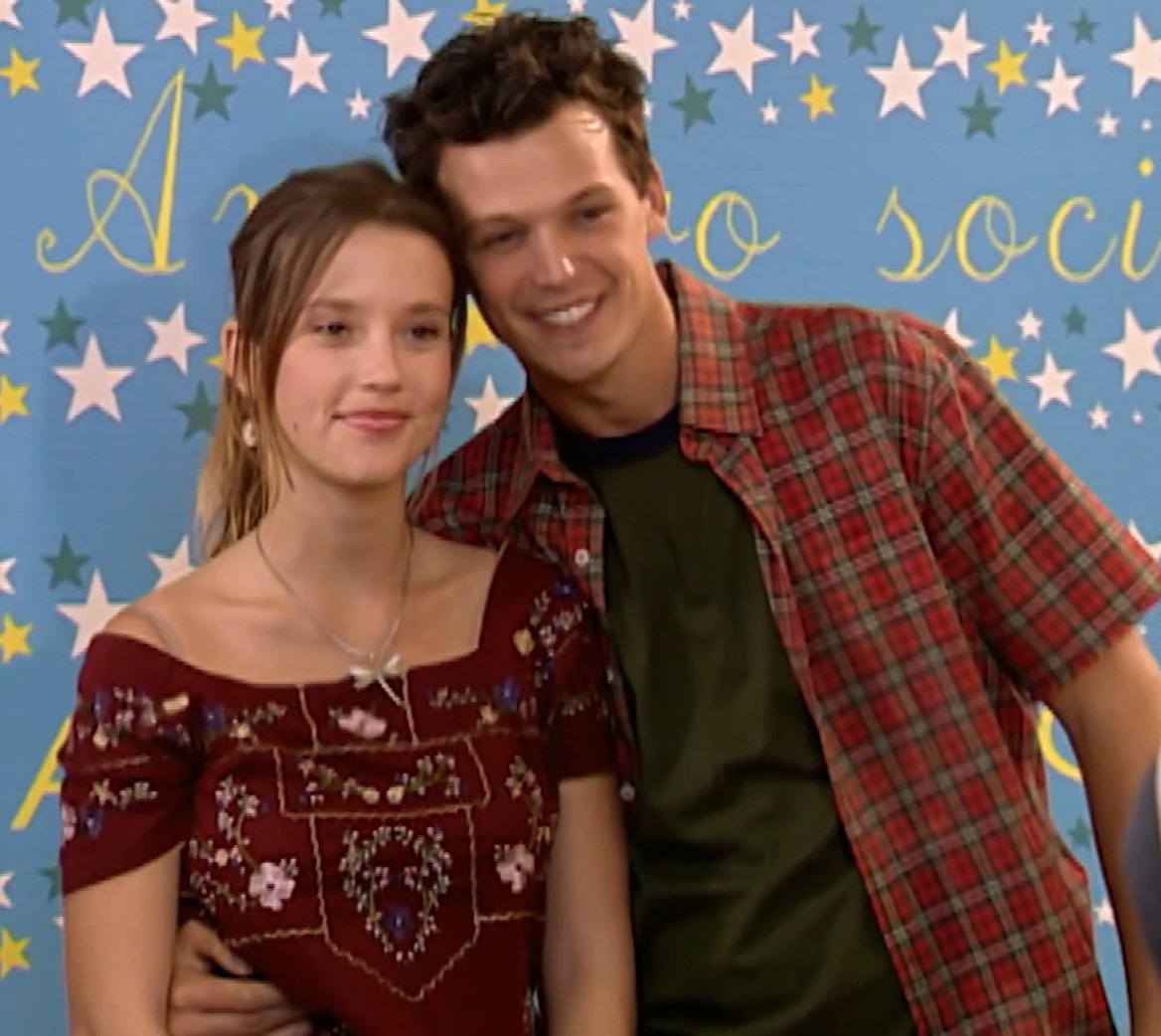 visao_retro's tweet photo. Letícia (Malhação 2004) e Manu (Malhação 2003) usando o mesmo figurino #malhação #malhação2003 #malhação2004 https://t.co/HXApvcpVkL
