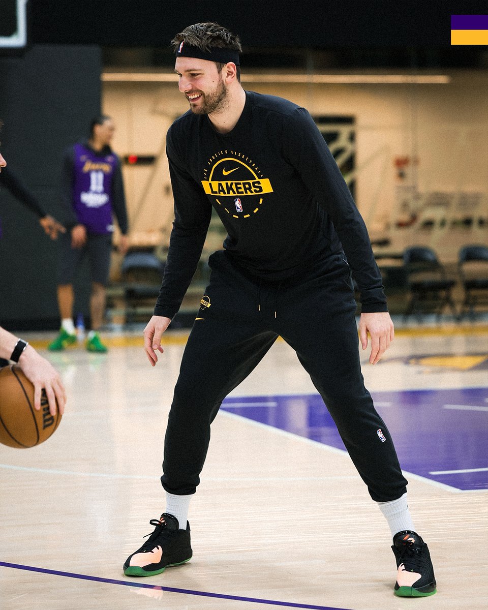 Lakers's tweet photo. Headband Luka https://t.co/5OyQ8ppWLF