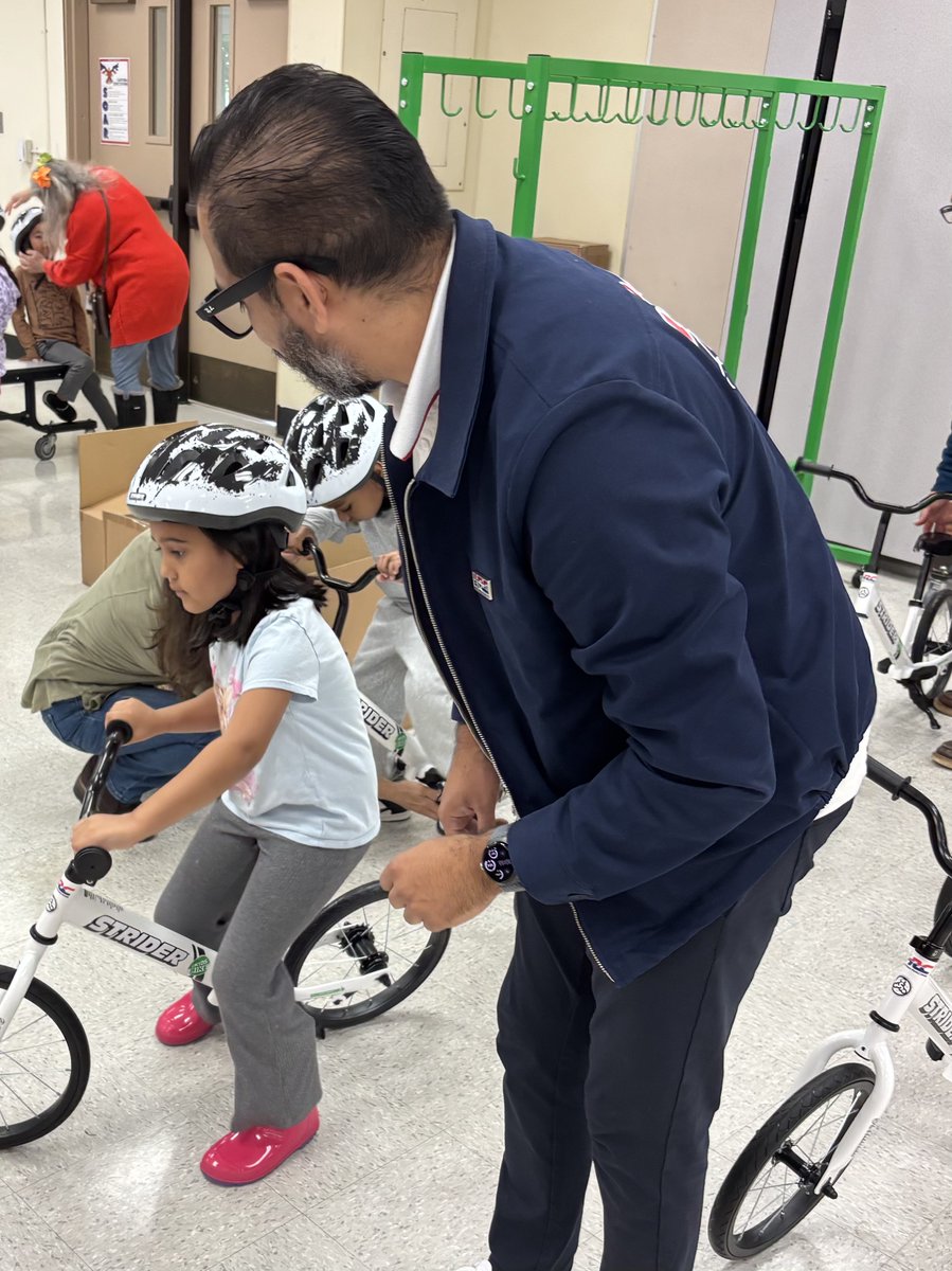 We’re excited to share that Newhall Elementary School is officially rolling with the All Kids Bike Kindergarten PE Learn-to-Ride Program — made possible by the generous support of Honda!
This program will give hundreds of students the chance to build confidence, coordination, and