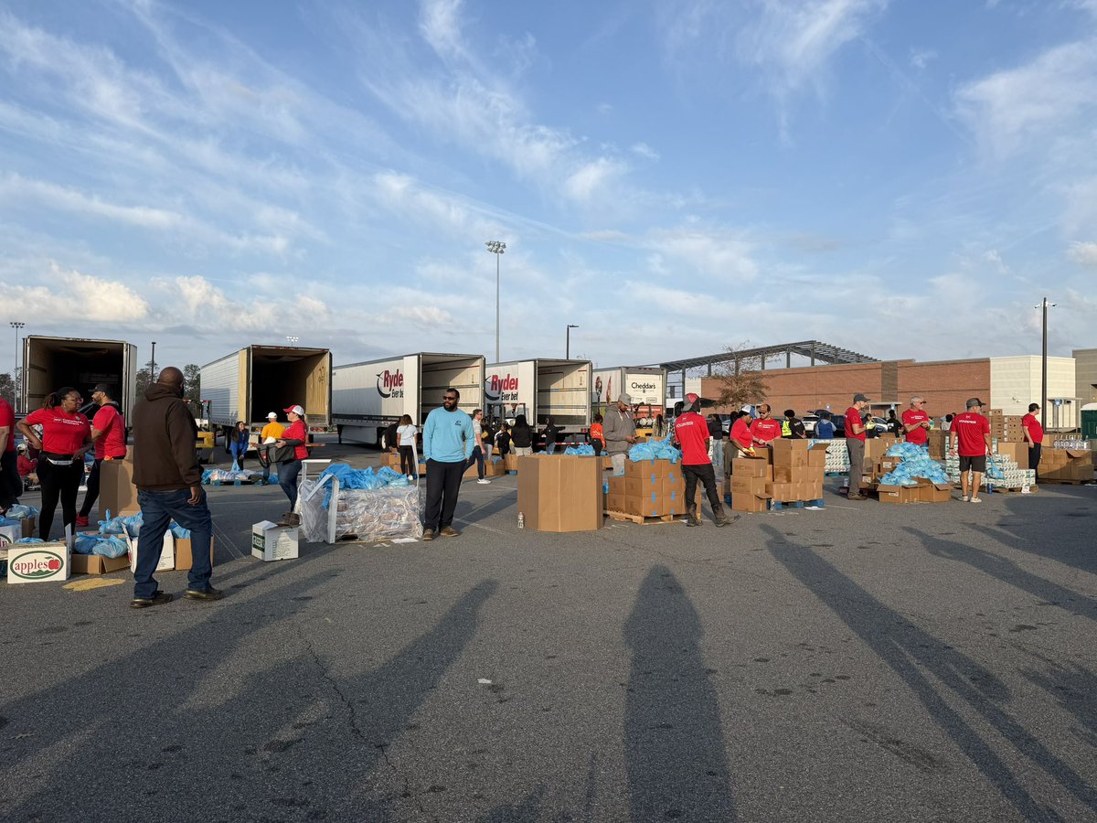 Grateful, humbled, and full of love after volunteering at Thanksgiving for Thousands with Second Harvest. This is what the season is about. Thank you <a href="/TMobile/">T-Mobile</a> for always encouraging us to give back!🧡🍂