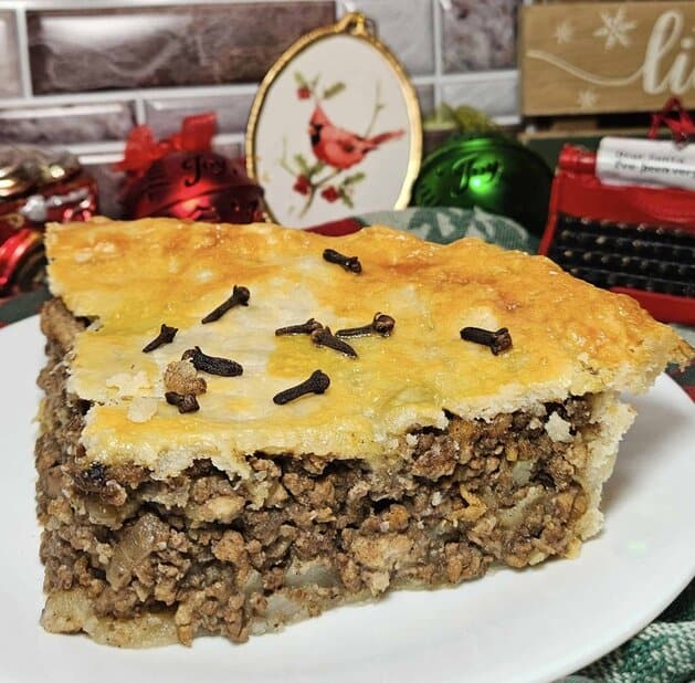 This Tourtière, also known as Tourtière de Maman, is a classic French Canadian meat pie originating from the Acadian people and the Quebec region. This delicious dish is a holiday tradition, typically enjoyed during the Christmas season. canadiancookingadventures.com/recipes/canadi…