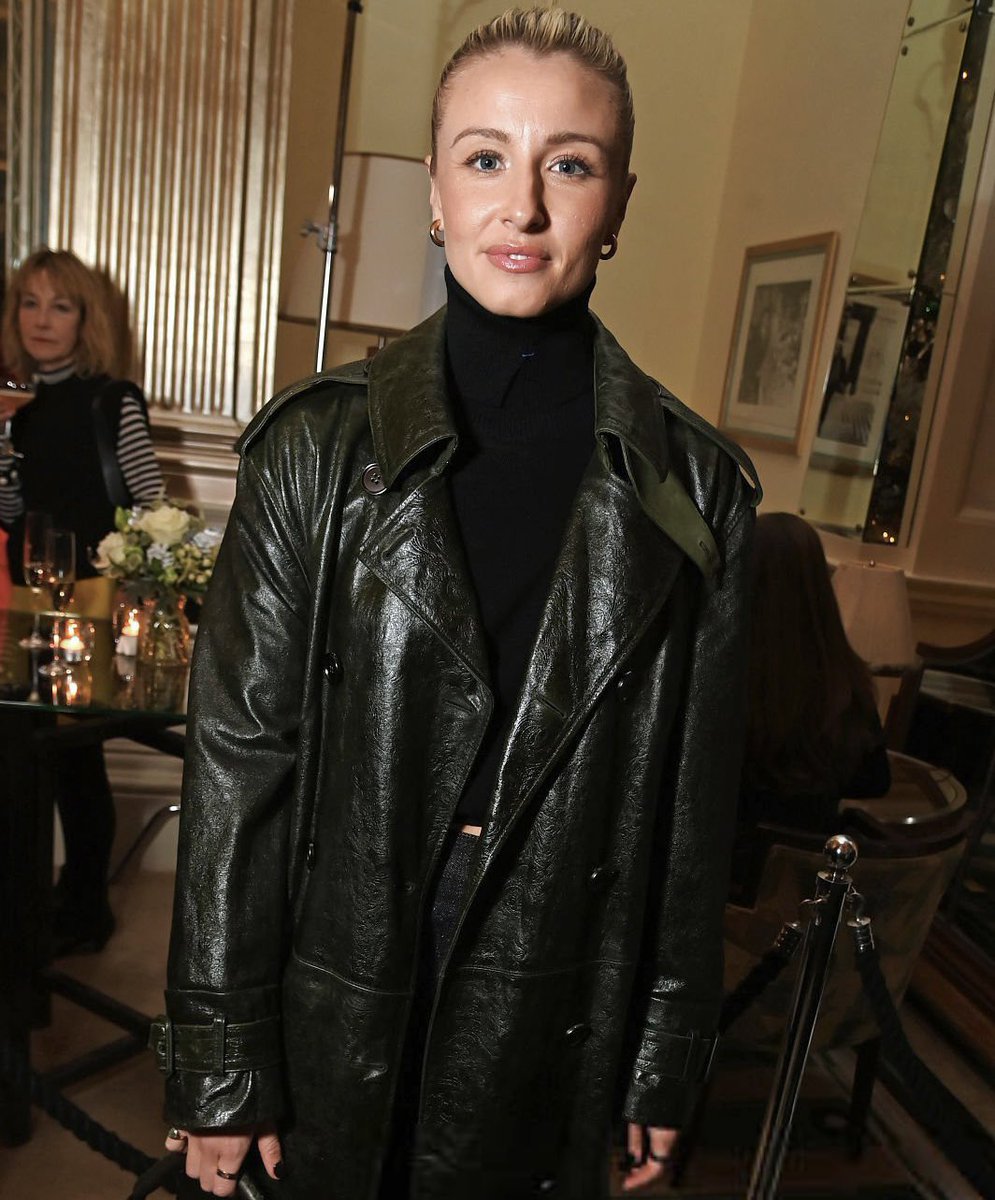 lw6source's tweet image. 📸 | leah williamson at the unveiling of burberry and claridge’s 2025 christmas tree