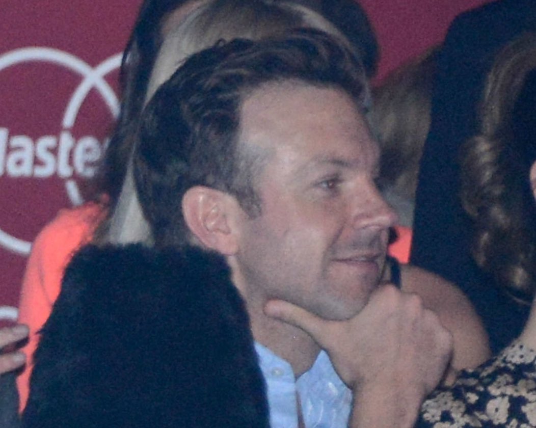 kingsuds's tweet image. I love how he progresses from appropriate to getting closer to sniffing neck.