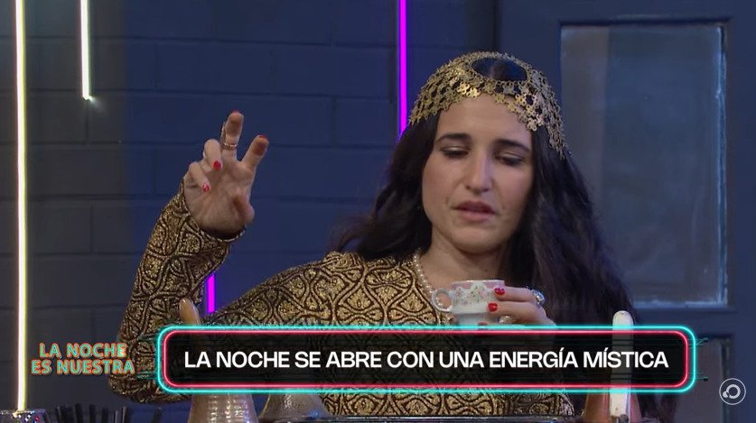 juanelegonzalez's tweet image. Jajaja ayer en la TV Pública hicieron una hora y media (!) de tarot, la programación la arma el mismísimo Conan ya