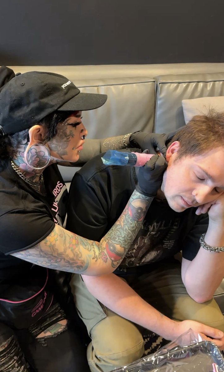 DIVIDING THIS TWEET BY COUNTRIES: 

AMERICA: PITTSBURGH TONIGHT, HOT! DETROIT TMRW. ALSO HOT. ROLL THROUGH OR ELSE

UK/EU: TOUR PRE-SALE GOES UP TOMORROW 10AM LOCAL W THE CODE “TELLMEWHY” FOR EARLY TICKETS

EVERYWHERE ELSE: WASSUP BABY IM TRYING

tix: waterparksband.com/tour