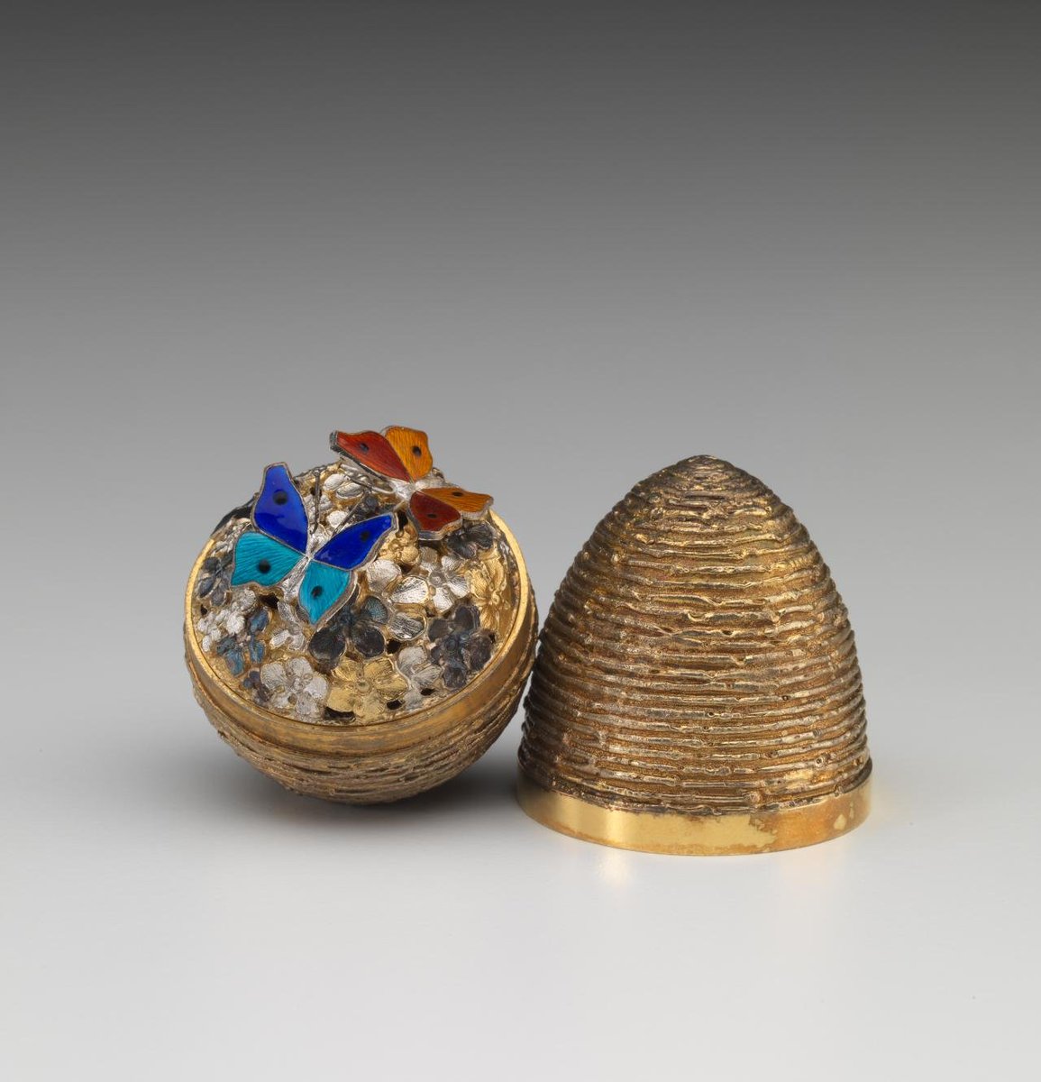 CandaceWha19111's tweet photo. Eggs for hatching art

"Surprise Eggs", made of gilt silver and enamel by Australian metalworker Stuart Devlin in the late 1970s https://t.co/9x7LLYsNTH