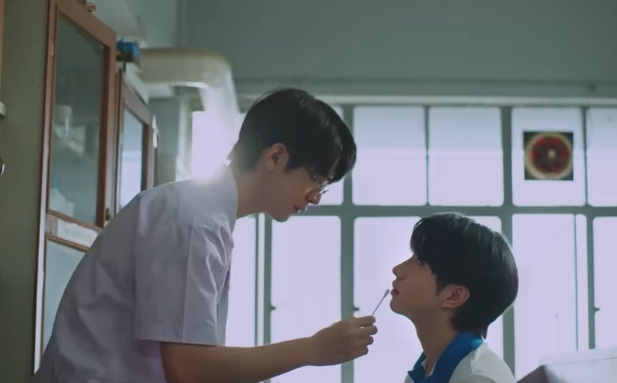 teenniizlk36's tweet image. #WEIRDO101Series
#GMMTV2026

#sea_ta_lay #Keenkeno
#Seakeen 

— แรงโน้มถ่วงนะครับ ที่ล้มเมื่อกี้เรียกว่าแรงโน้มถ่วงครับ ถ้าอิงทฤษฎีกฎความโน้มถ่วงสากลของนิวตัน กล่าวคือ“ ไม่ว่าจะที่ใด ในเอกภพจะมีแรงดึงดูด ต่อมวลเสมอ โดยมีขนาดเท่ากับผลคูณ ระหว่างมวล…