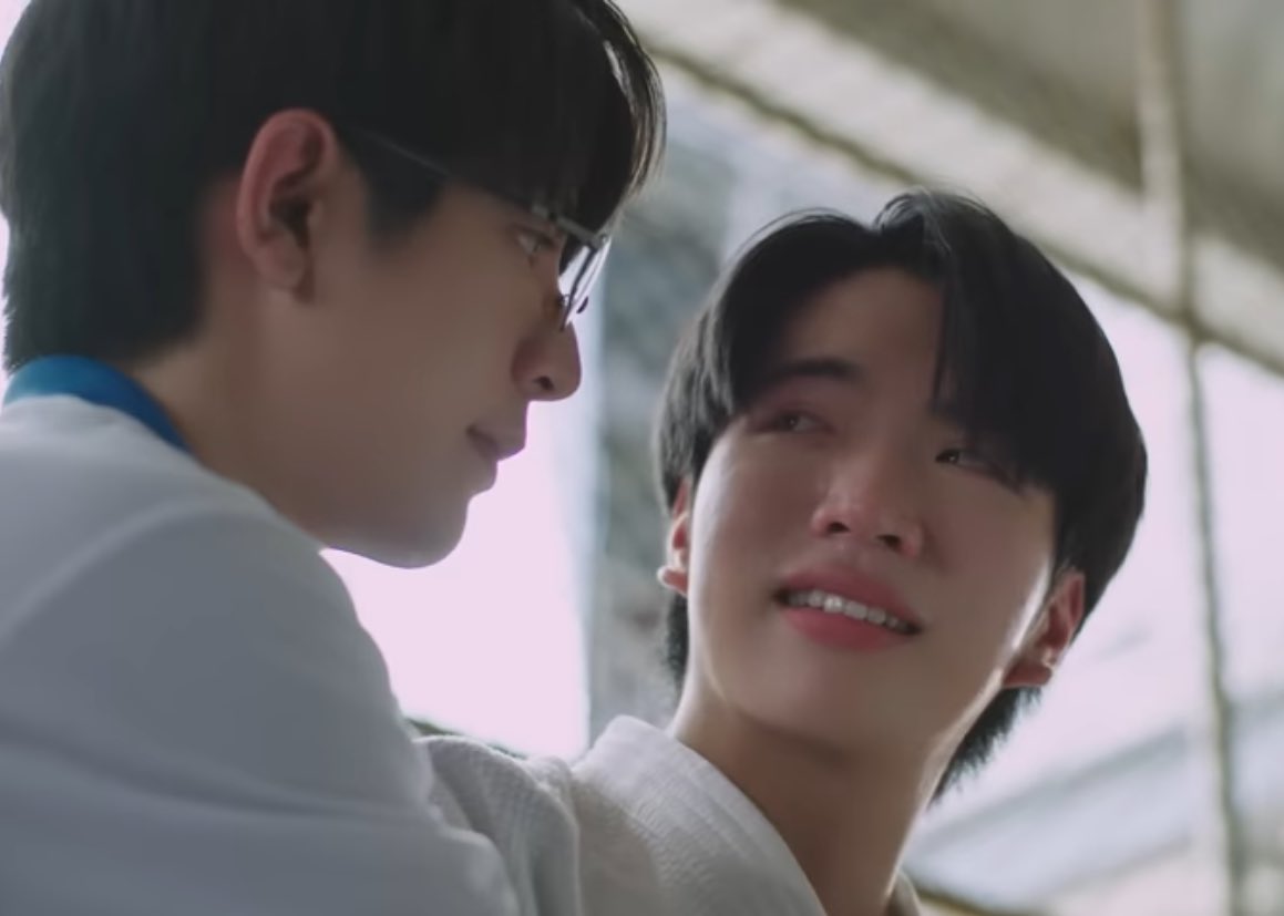 teenniizlk36's tweet image. #WEIRDO101Series
#GMMTV2026

#sea_ta_lay #Keenkeno
#Seakeen 

— แรงโน้มถ่วงนะครับ ที่ล้มเมื่อกี้เรียกว่าแรงโน้มถ่วงครับ ถ้าอิงทฤษฎีกฎความโน้มถ่วงสากลของนิวตัน กล่าวคือ“ ไม่ว่าจะที่ใด ในเอกภพจะมีแรงดึงดูด ต่อมวลเสมอ โดยมีขนาดเท่ากับผลคูณ ระหว่างมวล…