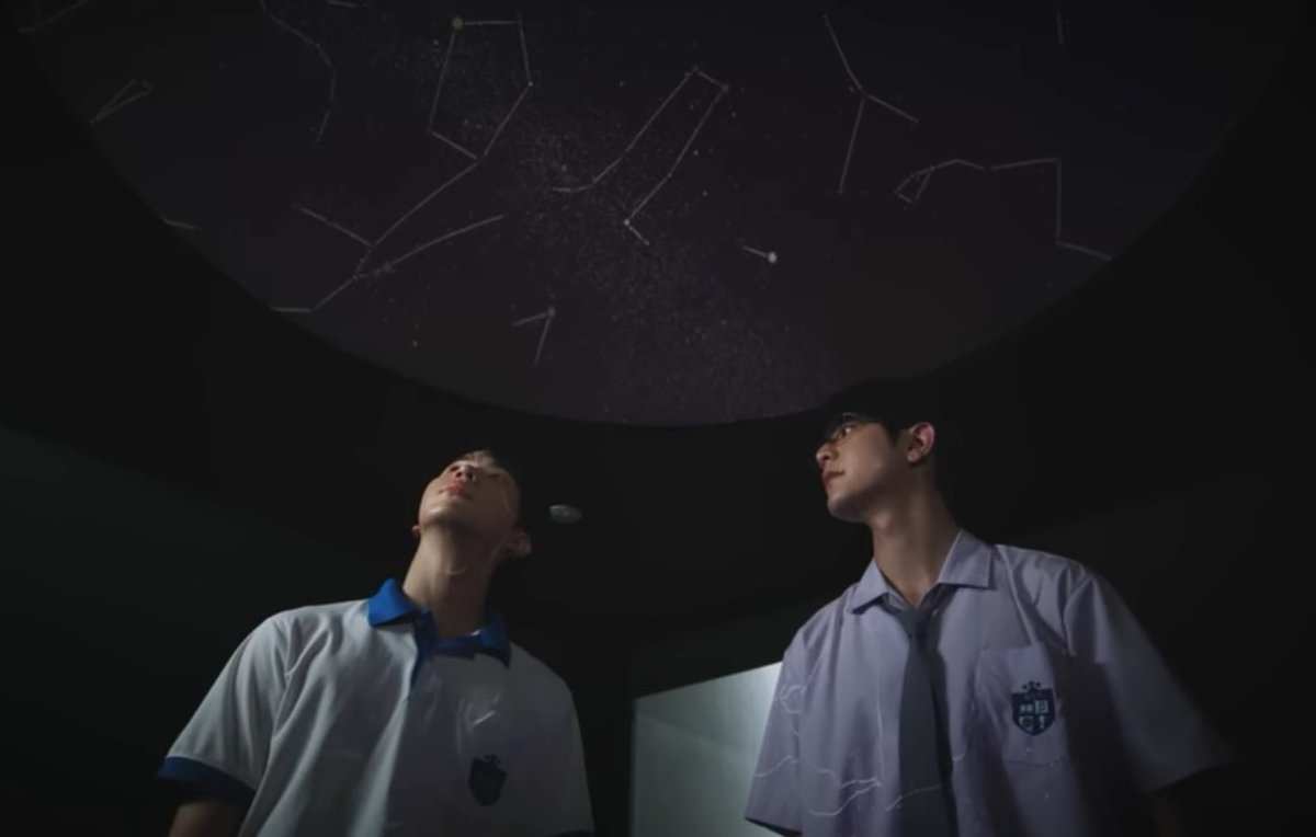 teenniizlk36's tweet image. #WEIRDO101Series
#GMMTV2026

#sea_ta_lay #Keenkeno
#Seakeen 

— แรงโน้มถ่วงนะครับ ที่ล้มเมื่อกี้เรียกว่าแรงโน้มถ่วงครับ ถ้าอิงทฤษฎีกฎความโน้มถ่วงสากลของนิวตัน กล่าวคือ“ ไม่ว่าจะที่ใด ในเอกภพจะมีแรงดึงดูด ต่อมวลเสมอ โดยมีขนาดเท่ากับผลคูณ ระหว่างมวล…