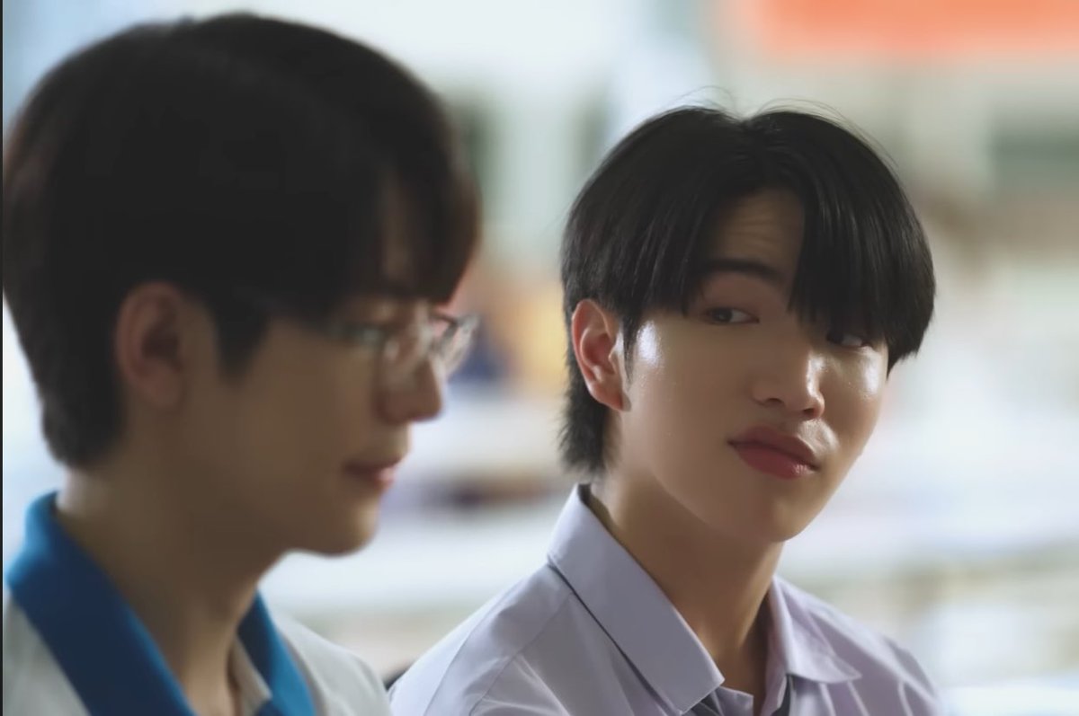 teenniizlk36's tweet image. #WEIRDO101Series
#GMMTV2026

#sea_ta_lay #Keenkeno
#Seakeen 

— แรงโน้มถ่วงนะครับ ที่ล้มเมื่อกี้เรียกว่าแรงโน้มถ่วงครับ ถ้าอิงทฤษฎีกฎความโน้มถ่วงสากลของนิวตัน กล่าวคือ“ ไม่ว่าจะที่ใด ในเอกภพจะมีแรงดึงดูด ต่อมวลเสมอ โดยมีขนาดเท่ากับผลคูณ ระหว่างมวล…