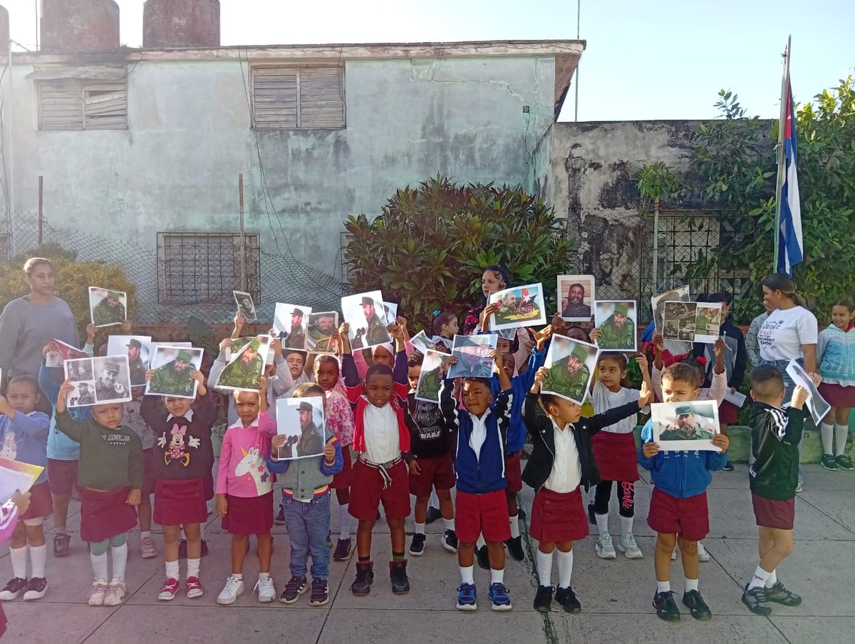 DgeMtz's tweet photo. 🧡 ¡Un momento cargado de emoción y legado!
🏫 Los pioneros de la escuela primaria "Eusebio Guiteras".
🇨🇺 Rinden homenaje a nuestro Invicto Comandante en Jefe Fidel Castro Ruz.
🕯️✨ Recordando que sus ideas y su ejemplo siguen iluminando nuestro camino.
 #FidelVive #dgmemtz https://t.co/LjupBtNEcG