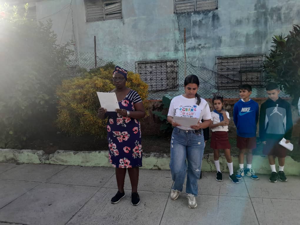 🧡 ¡Un momento cargado de emoción y legado!
🏫 Los pioneros de la escuela primaria "Eusebio Guiteras".
🇨🇺 Rinden homenaje a nuestro Invicto Comandante en Jefe Fidel Castro Ruz.
🕯️✨ Recordando que sus ideas y su ejemplo siguen iluminando nuestro camino.
 #FidelVive #dgmemtz