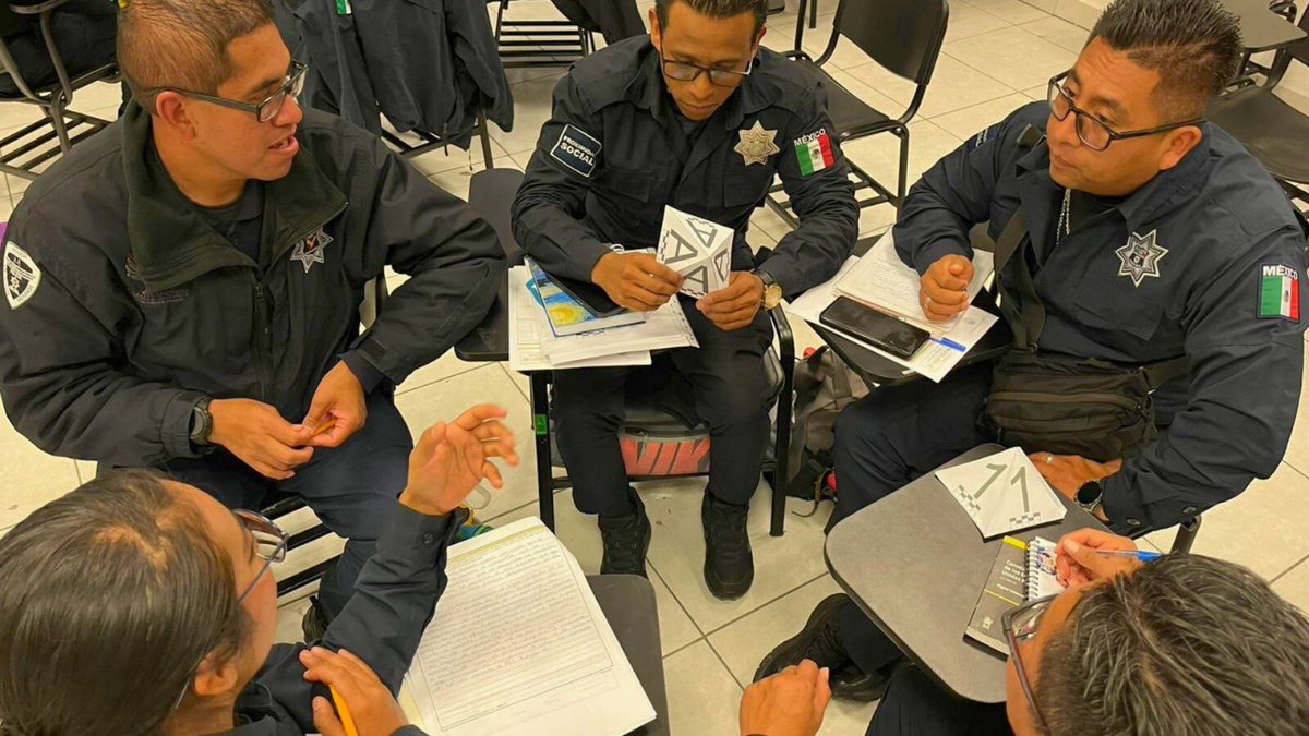 SSPPCSnAndresCH's tweet image. 🔗🎯 Personal de la #SSPPC participó en el curso “Procedimiento del Primer Respondiente y Cadena de Custodia”, impartido por la Universidad de la Policía de Sinaloa. 

🗒️ Se reafirmaron técnicas para preservar escenas y procesar indicios conforme a protocolos nacionales.