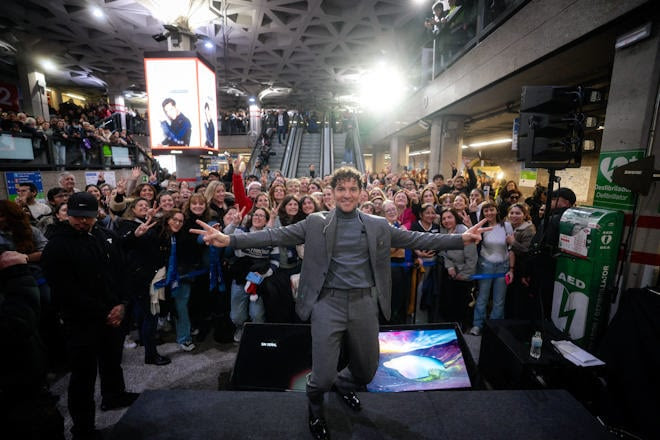 EnPOPados's tweet photo. DAVID BISBAL SORPRENDE EN LA PUERTA DEL SOL CON UN SHOW NAVIDEÑO SORPRESA PARA INAUGURAR EL “TREN DE LA NAVIDAD: https://t.co/8aMxXEfzYV @davidbisbal #DavidBisbal #TodoEsPosibleEnNavidad @umusicmexico @vebedeluz @lteamoficial @luisgonzale @Bere_Ayala  @rodrigoelisea 

#EnPOPados https://t.co/dkTnf0YCzm