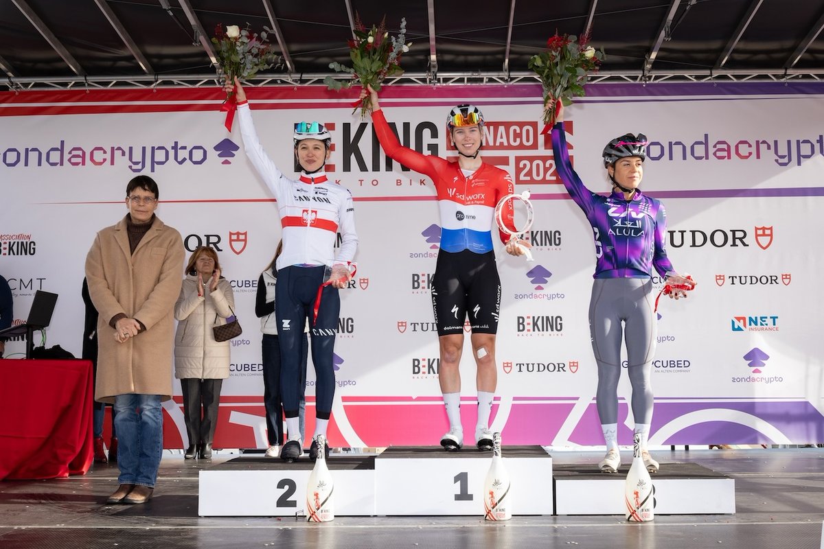 🔎 Found a nice podium pic from Sunday's Beking Monaco women's criterium featuring

🥇 Lorena Wiebes
🥈 Kasia Niewiadoma-Phinney
🥉 Anna Trevisi
👸 Princess Stéphanie

(📷 Frédéric Nébinger)