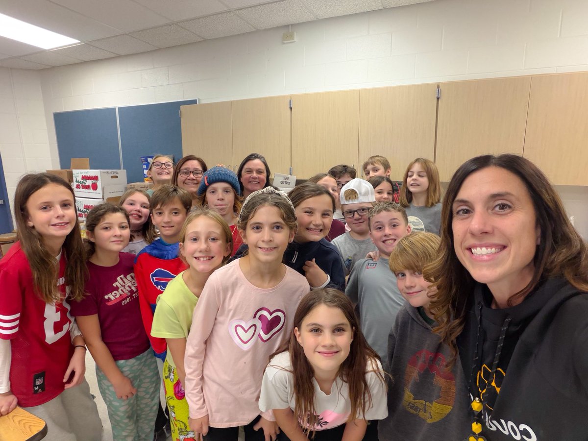 Mlhildreth22's tweet image. The Make a Difference Committee packed up all donations from our Can-Gineering event! All 1,835 items were delivered to the Manor Food Closet and local pantries. We’re so proud of our students for supporting families in need! #WEareHFL 💛🐾