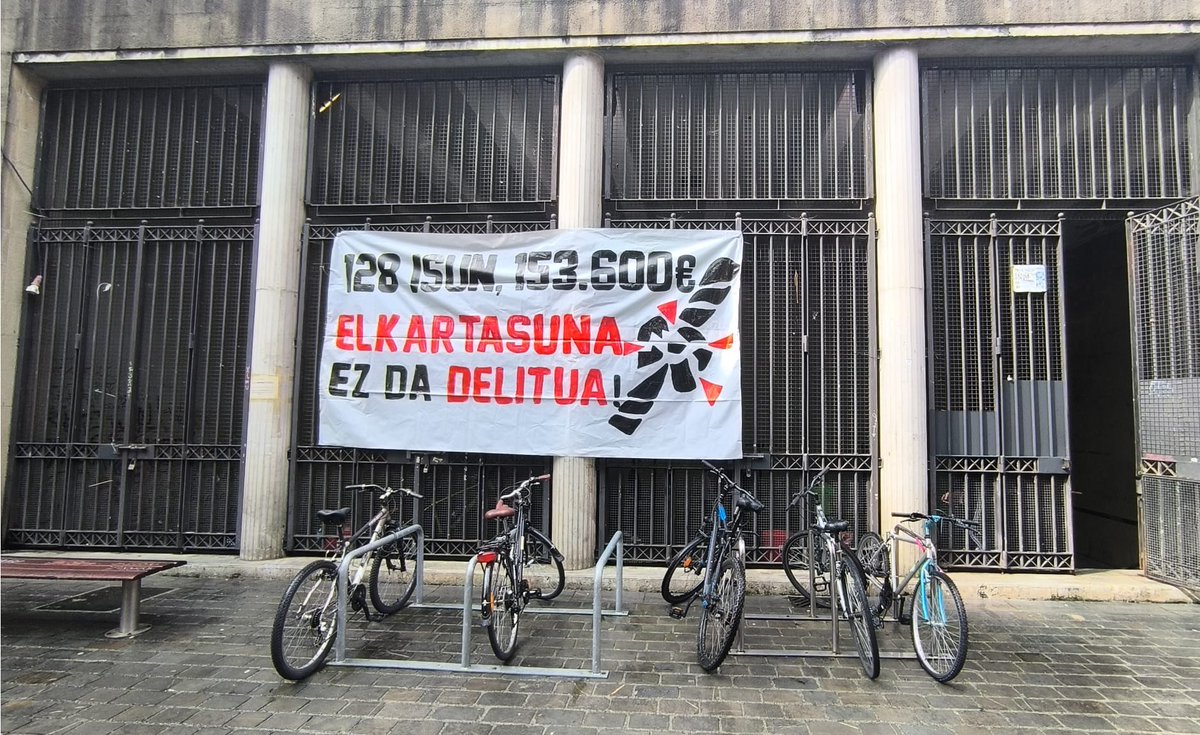 Larunbat honetan izango da Elkartasun Jaialdia, Iruñean.

Jaialdian ateratzen den diru guztia euskal preso politikoei elkartasuna adierazteko Zaballan egindako espetxera martxaren ondorioz jasotako 153.600 euroetako isunari aurre egitera bideratuko da.

➡️eh.lahaine.org/larunbat-honet…