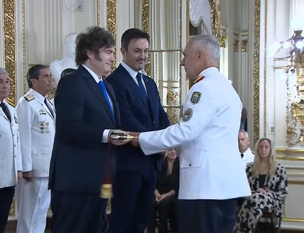 Ricardo Fresta actual Comandante de la “Vta Brigada de Montaña” Salta, recibió del Presidente <a href="/JMilei/">Javier Milei</a>  y <a href="/luispetri/">Luis Petri</a>   el #Sable