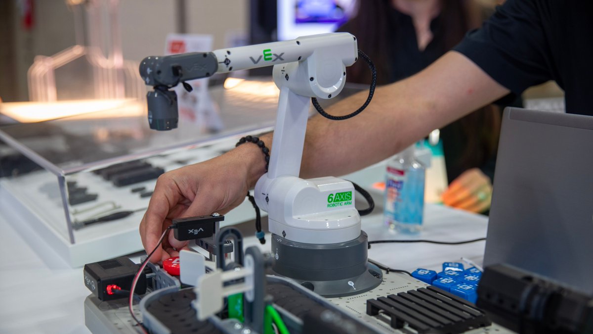 VEXRobotics's tweet image. Want to give students practical skills to prepare them for a growing industry? ⚙️🔧 The VEX CTE Workcell is designed to help give students hands-on experience with manufacturing concepts and industrial robotics!

🤖 Learn more or get yours here: buff.ly/v4AdV36