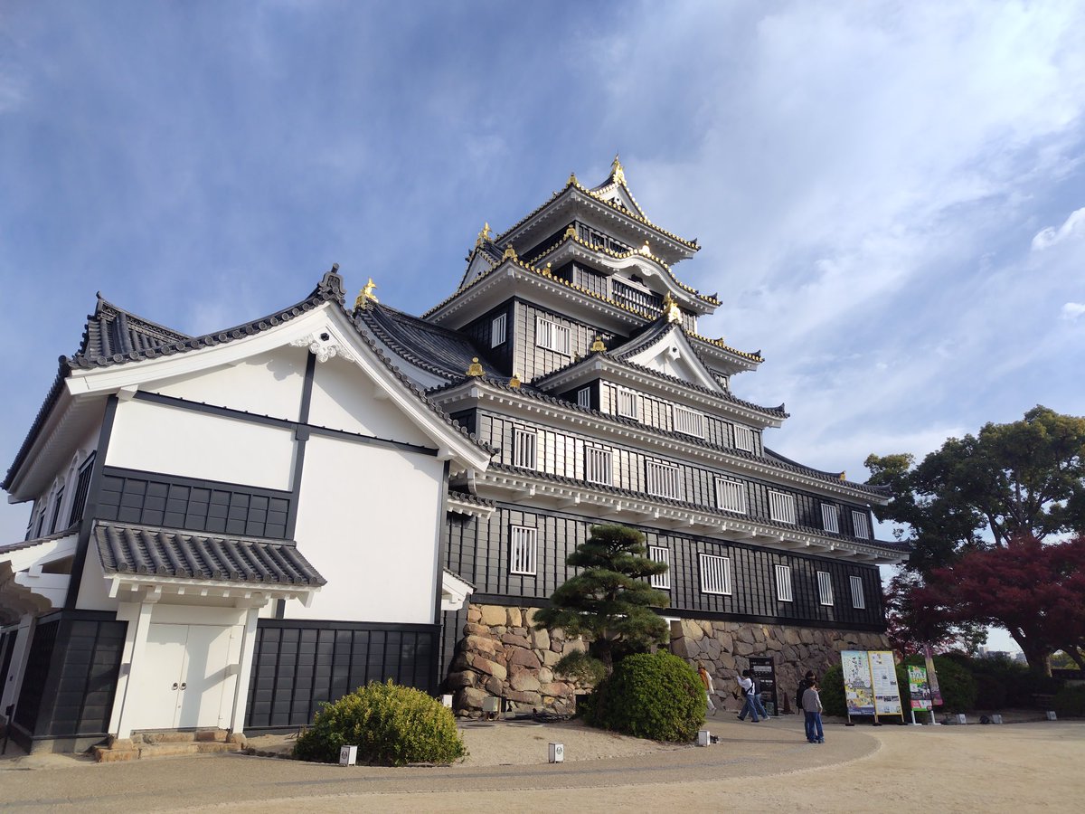 さすがは #岡山城🏯
凛とした佇まいが痺れるのう🤩 

#岡山おもてなし武将隊
#明石全登