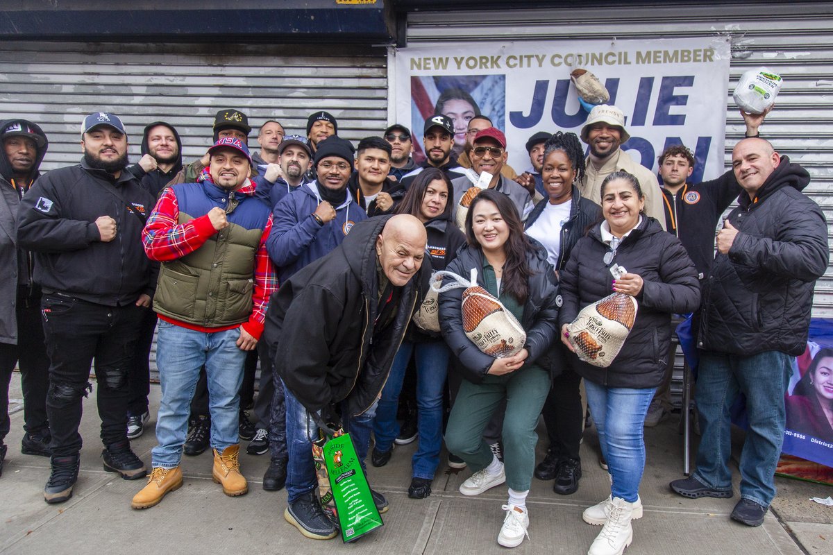 CMJulieWon's tweet image. This Thanksgiving, we provided $10,000 and partnered with local organizations to distribute 6,100 turkeys and chickens to our neighbors at Queensbridge Houses, Ravenswood Houses, and Woodside Houses, and the wider community. (1/4)