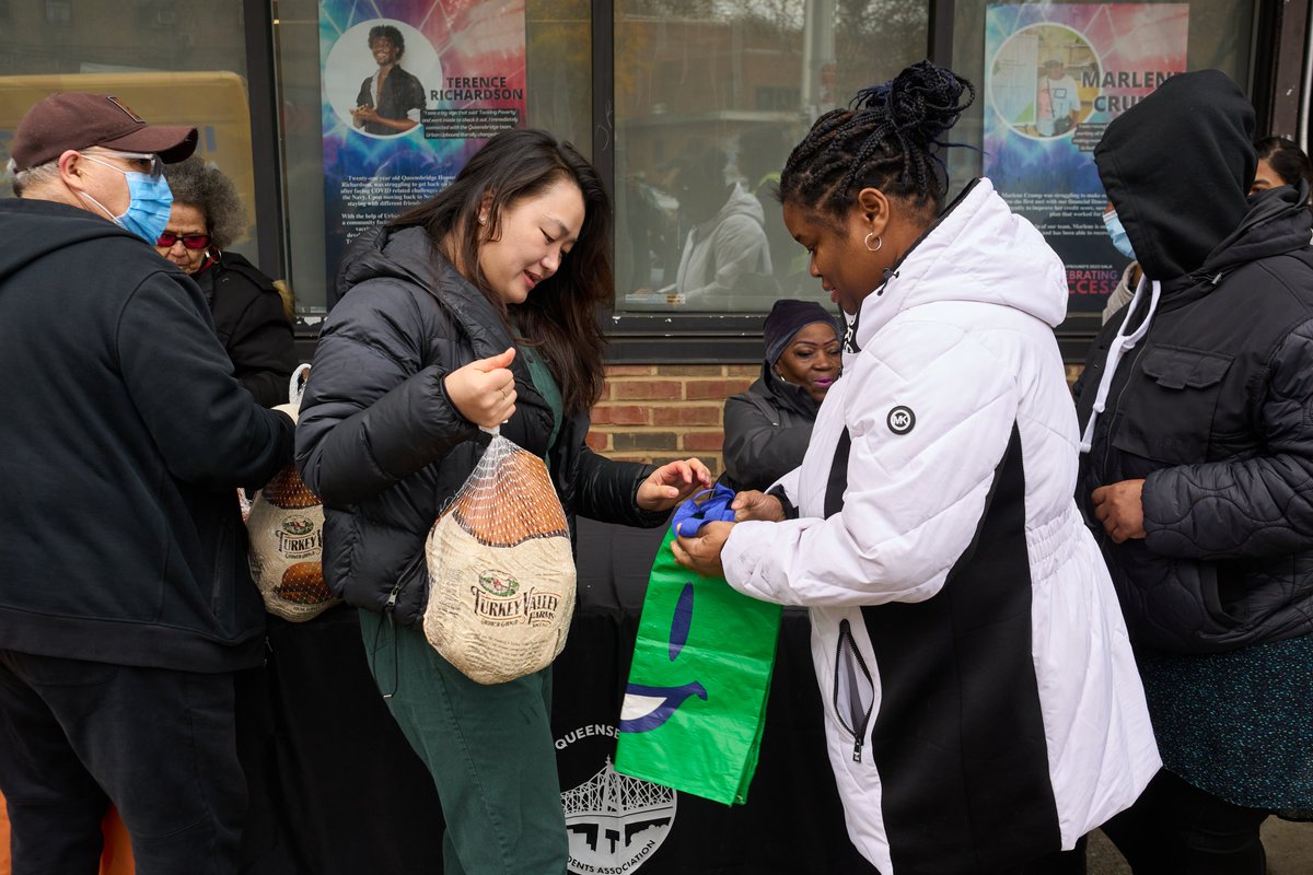 CMJulieWon's tweet image. This Thanksgiving, we provided $10,000 and partnered with local organizations to distribute 6,100 turkeys and chickens to our neighbors at Queensbridge Houses, Ravenswood Houses, and Woodside Houses, and the wider community. (1/4)