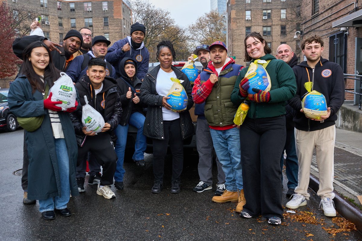 CMJulieWon's tweet image. This Thanksgiving, we provided $10,000 and partnered with local organizations to distribute 6,100 turkeys and chickens to our neighbors at Queensbridge Houses, Ravenswood Houses, and Woodside Houses, and the wider community. (1/4)