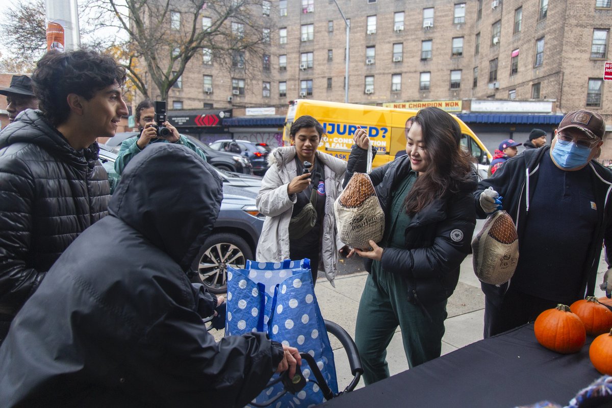 CMJulieWon's tweet image. This Thanksgiving, we provided $10,000 and partnered with local organizations to distribute 6,100 turkeys and chickens to our neighbors at Queensbridge Houses, Ravenswood Houses, and Woodside Houses, and the wider community. (1/4)