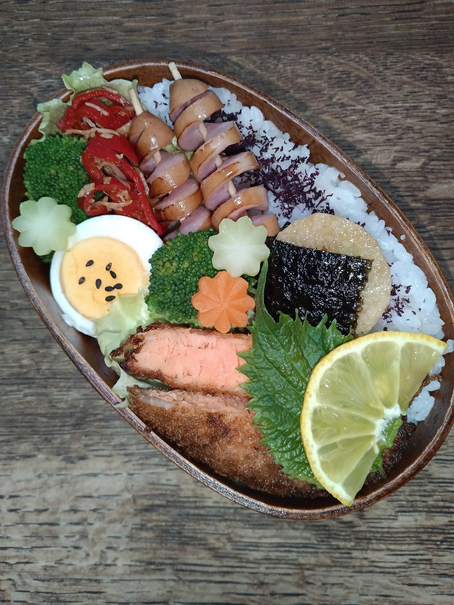 OKA20250413's tweet image. 今日は時間割変更のため、娘が急にお弁当持ちになりました。昨日献立を決めて下準備をしたまでは良かったのですが、なぜかアラームをお弁当ナシの日の時間にかけて完全に寝坊😭でも下準備のおかげで、卵焼き→ゆで卵に変更で時短したり、諦めずに作ったら、完成しました✨昨日の私、ありがとう！🍱🙇