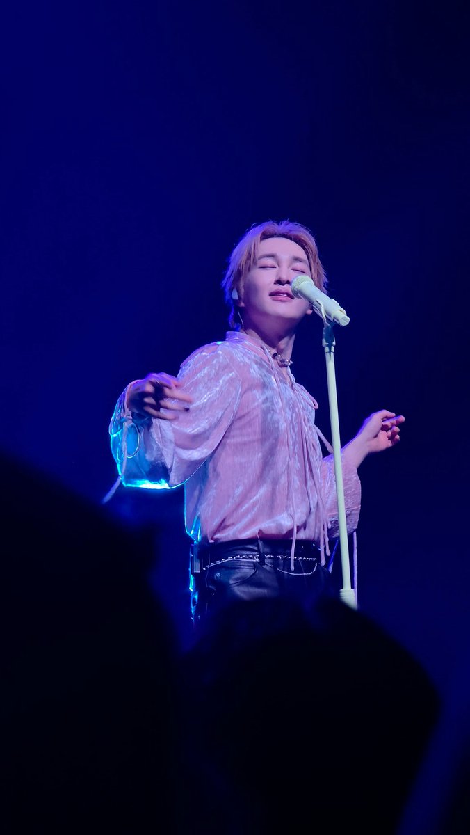 sheeruun's tweet image. You can tell this man is where he belongs. On stage, sharing his music with the world. And he loves it.
#ONEW #onew_the_live_percent #onewinwarsaw #shinee