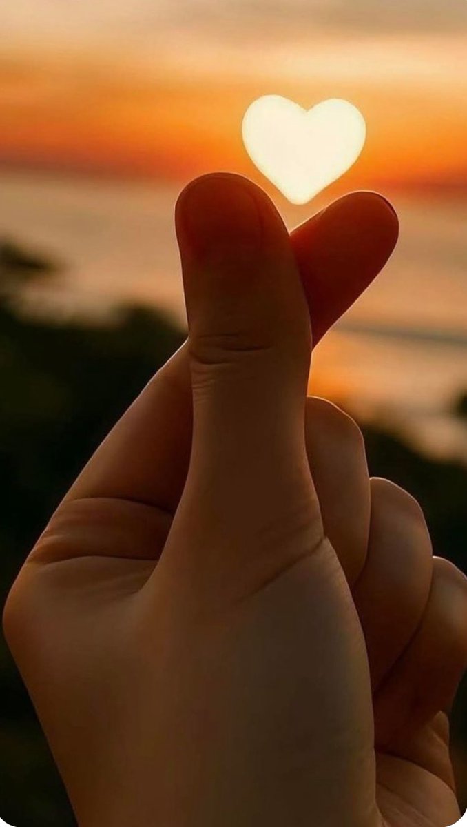 حين ..
أمسكت بيدي
شمسي
اشتعل الحنين
بنفسي
سألت روحي
ونفسي
عن زائرتي
بالأمسِ
تحرك قلبي
باللمسِ
وبالروح تعانق
نفسي
صوتها ناعمْ
كـ الهمسِ
و فنجانها يبحر
بلا يأسِ ..
وعلى شواطئ
الحب يمسي
هي شامخةً
كالرواسي
حين ترسي
روحها تلامس
حدسي
هي اغلى
من روحي
ونفسي
ولها عرشٌ
وبقلبي
كرسي …