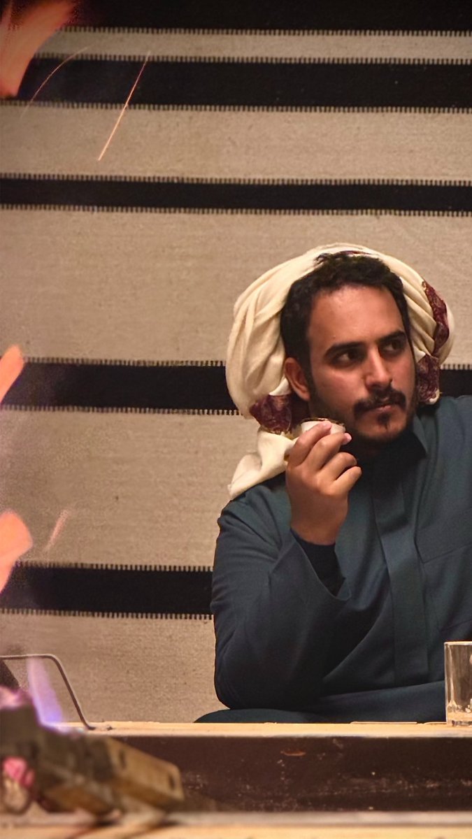 سفيرنا اللي شوفته مثل الأعياد
هذا برز بـ اسمه من الغرب للشرق 

وان جاء نهارٍ فيه حرقٍ للأكباد
يقدم على الأمجاد للطايله يَرق.

اخوي ❤️
#تميم_المهيدب