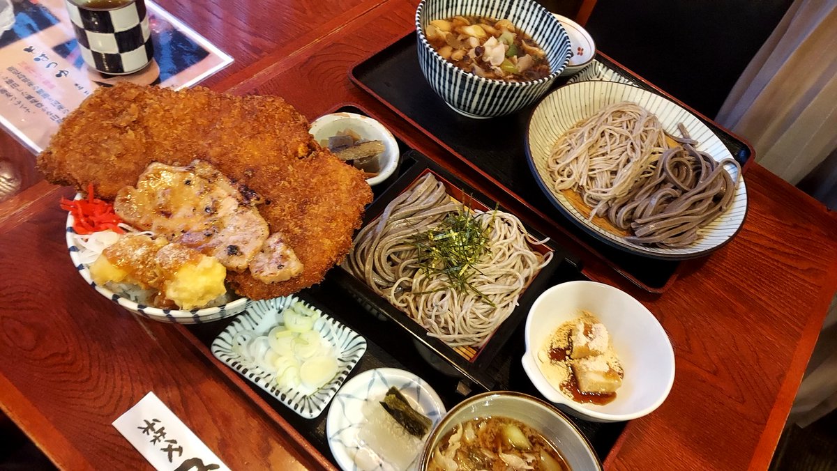 先日の秩父！
紅葉&amp;あの花聖地巡りで初めて行ったけど、好きな町並みだった😁
旧秩父橋や龍勢櫓は回れなかったから、また行きたい。
わらじカツはでかすぎて、途中からフードファイトだった笑