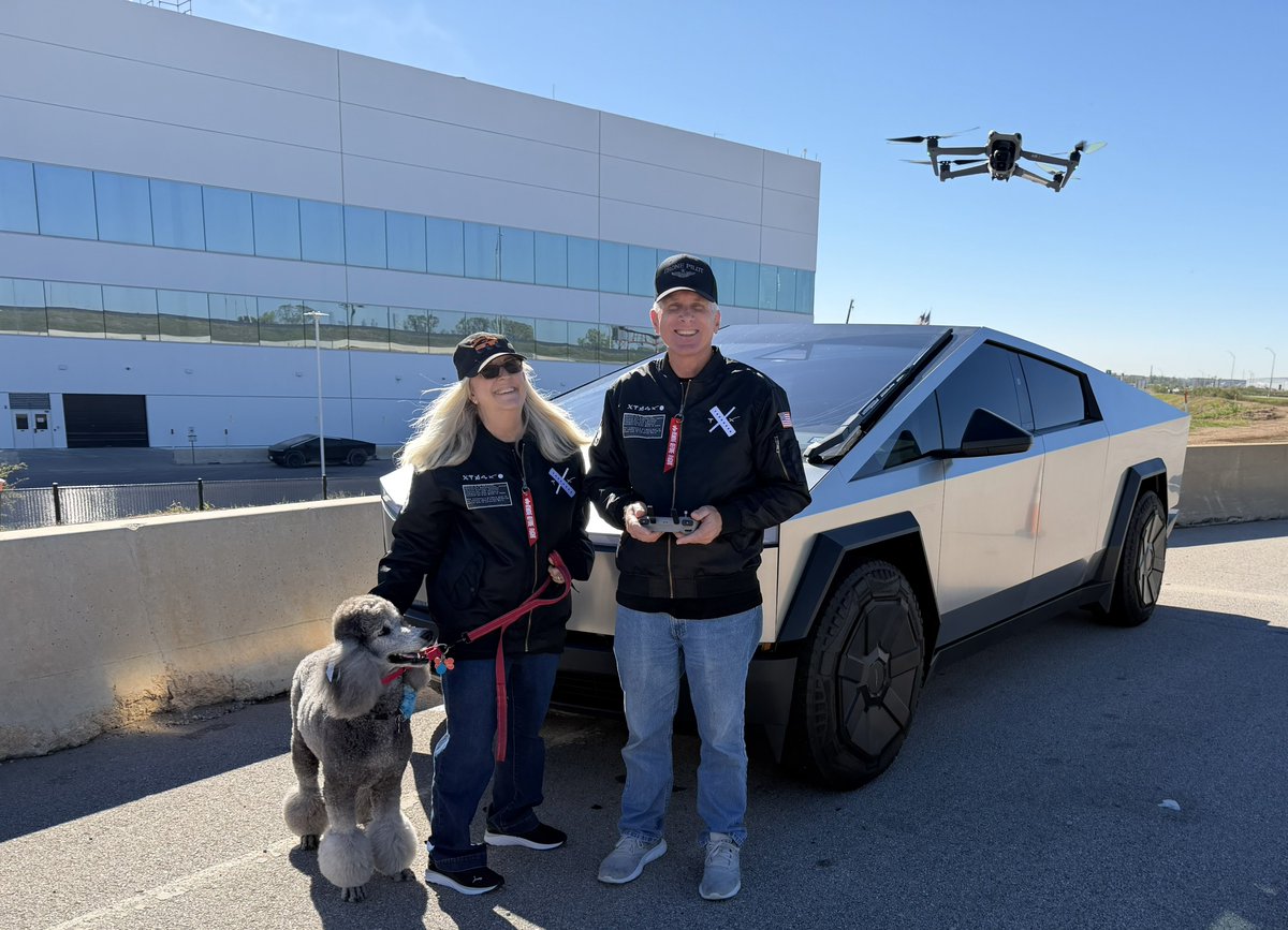 JoeTegtmeyer's tweet image. Cybercabs at Giga Texas today &amp;amp; a Happy Thanksgiving from my Sister Sue, her husband Ed, their dog Kiki and me! 

Also featuring a @teslaownersSV @SjvTesla @theXtakeover jackets!