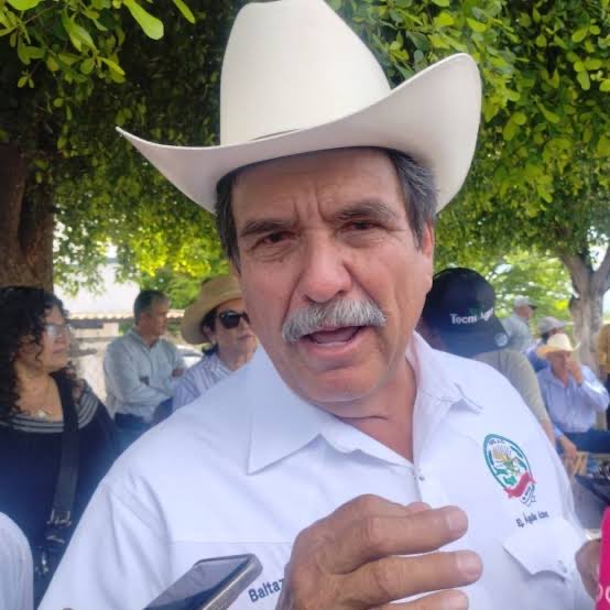 Baltazar Valdez, es el que anda cerrando carreteras en Sinaloa. Pero no es campesino, es un ex diputado local del PAN.

Baltazar no es campesino, es un empresario pesquero panista.

Baltazar, anda muy molesto, porque se le acabaron sus “proyectos” del PRIAN.
RT👇
