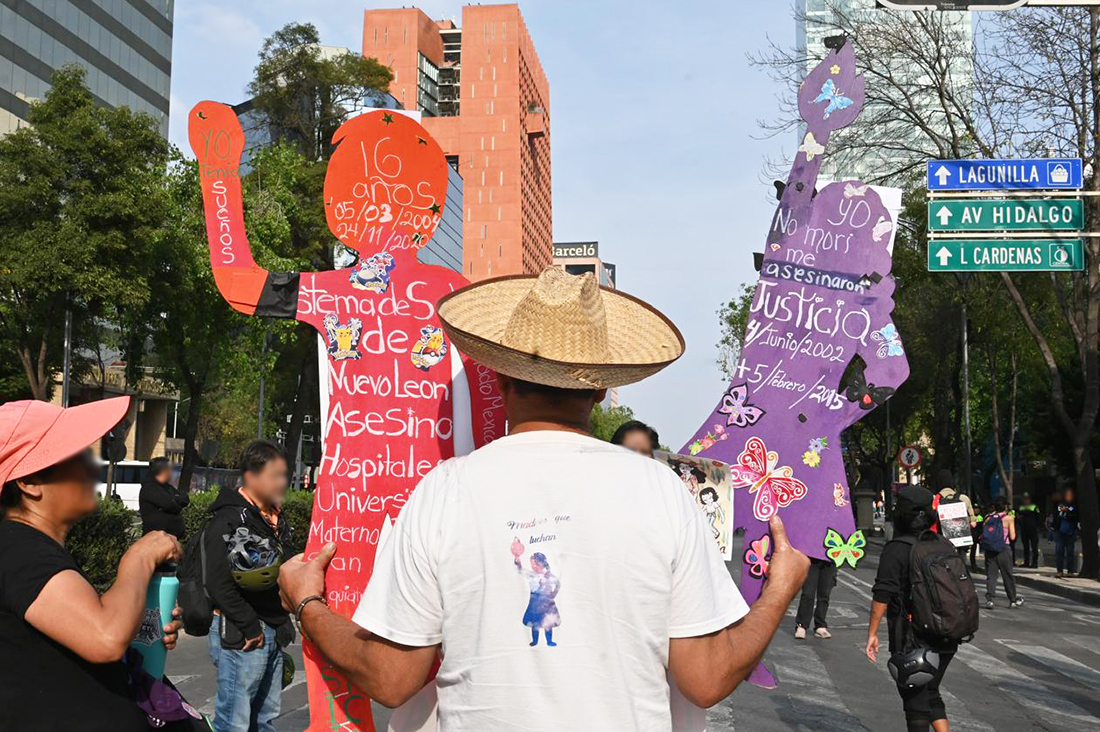 Dolores González Saravia, Presidenta de la Comisión de Derechos Humanos de la Ciudad de México, encabeza operativo de acompañamiento y monitoreo de esta #CDHCM a diversas expresiones en el marco del #25N 🧡✊, que avanzan rumbo al Zócalo capitalino.