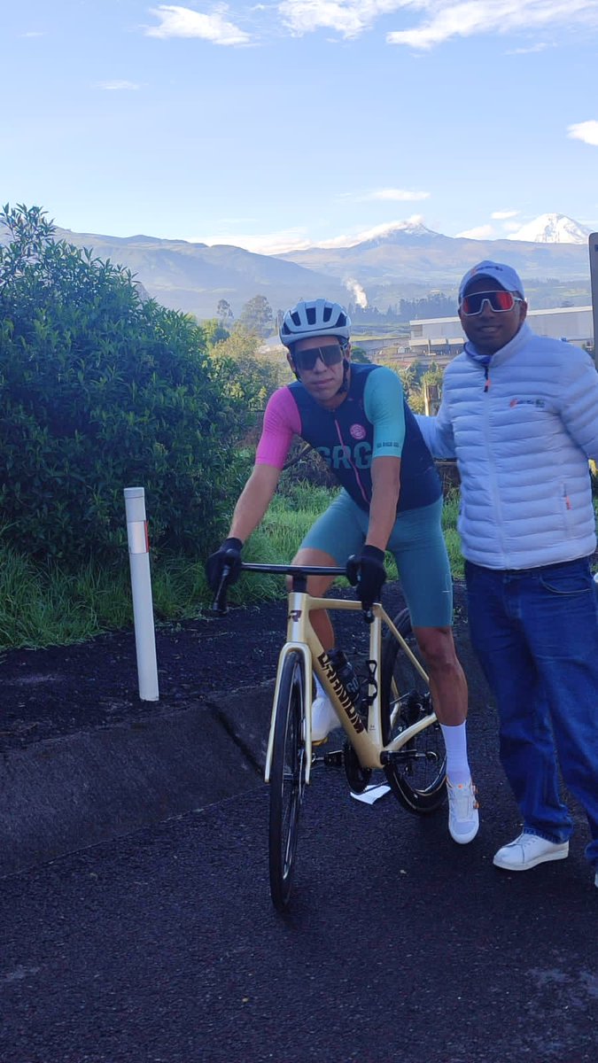 ivanfreirev's tweet photo. Rigoberto Urán 🇨🇴 con fondo el Cotopaxi 🌋 y una anécdota que contar 🗣️ https://t.co/NQYPWIQHoP